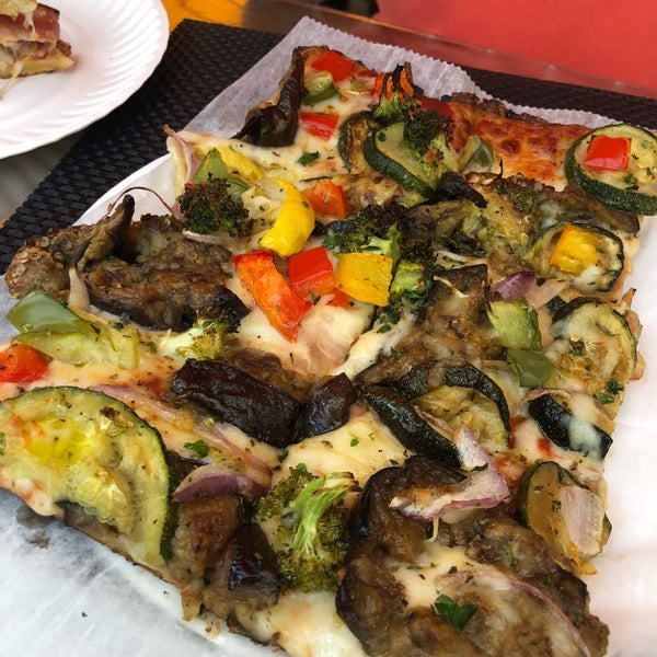 1/15/2019 tarihinde Alice L.ziyaretçi tarafından Pizza Rustica'de çekilen fotoğraf