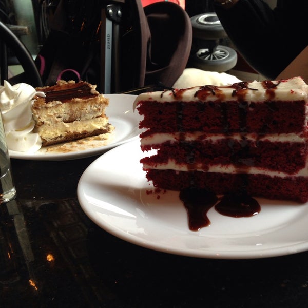 Foto scattata a Sambuca&#39;s Cafe &amp; Desserts da Candy C. il 5/10/2014