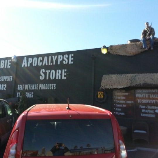 1/14/2013 tarihinde James J.ziyaretçi tarafından Zombie Apocalypse Store'de çekilen fotoğraf