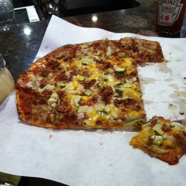 12/27/2013 tarihinde natasha p.ziyaretçi tarafından Tasty Pizza - Hangar 45'de çekilen fotoğraf