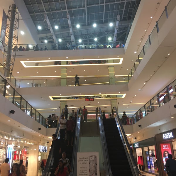 รูปภาพถ่ายที่ Oberoi Mall โดย Alethea F. เมื่อ 1/28/2017