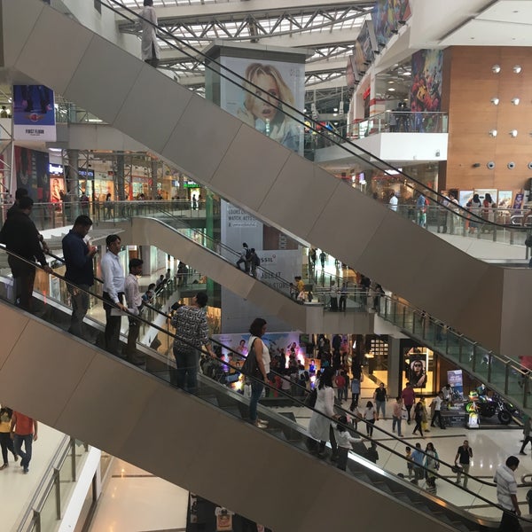 รูปภาพถ่ายที่ Oberoi Mall โดย Alethea F. เมื่อ 6/10/2017