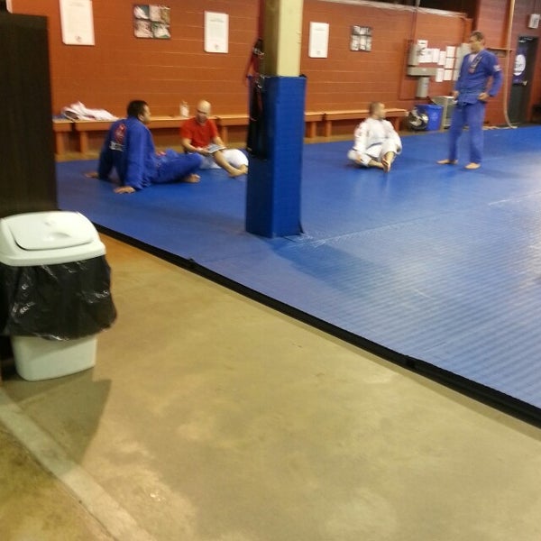 10/30/2013 tarihinde Robert W.ziyaretçi tarafından Gracie Barra Brazilian Jiu-Jitsu'de çekilen fotoğraf