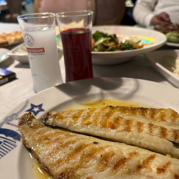 Das Foto wurde bei Sahil Restaurant von Uğur K. am 10/30/2022 aufgenommen