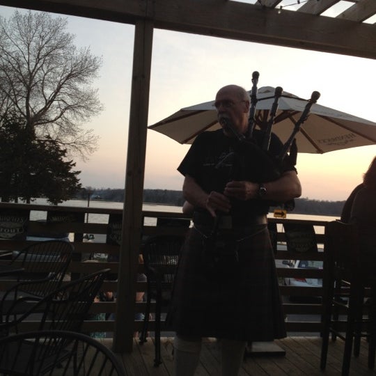 Foto tomada en The Lakeside Supper Club &amp; Lounge  por Brian Q. el 3/17/2012
