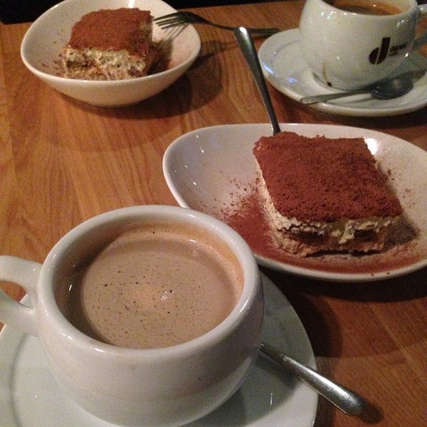 12/1/2014 tarihinde Jenny M.ziyaretçi tarafından Cavalli Cafe'de çekilen fotoğraf