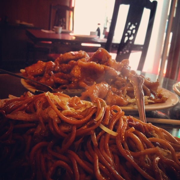 Foto diambil di Chen&#39;s Chinese Restaurant oleh Jenny M. pada 8/27/2014