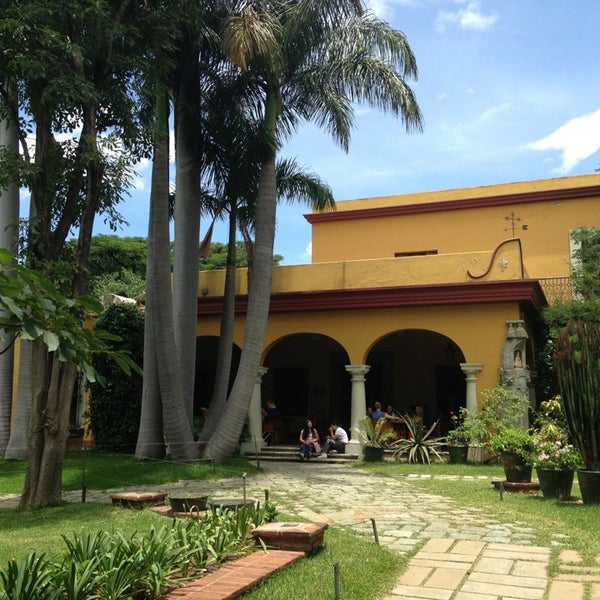 รูปภาพถ่ายที่ Instituto Cultural Oaxaca โดย Miguel B. เมื่อ 7/24/2013