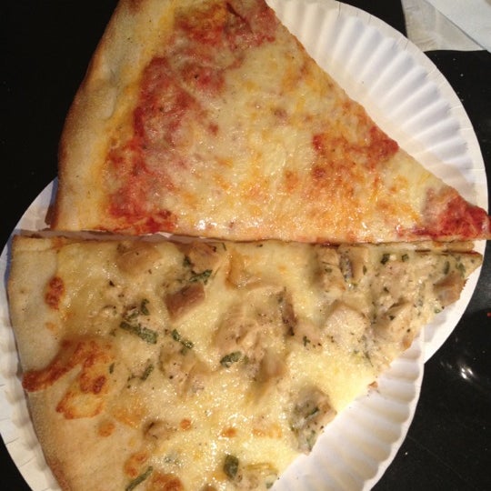 Foto tomada en Pizza Mercato  por Nikki B. el 10/20/2012