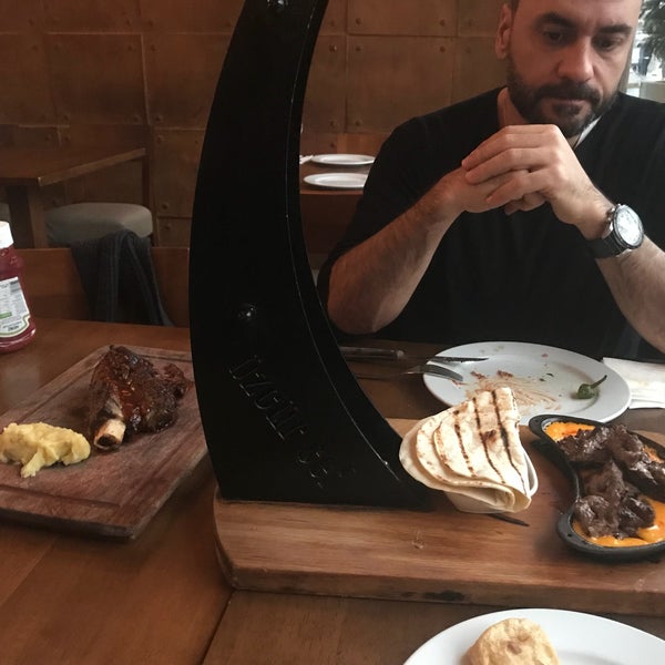 Das Foto wurde bei Özgür Şef Steak House von Banu K. am 3/4/2018 aufgenommen