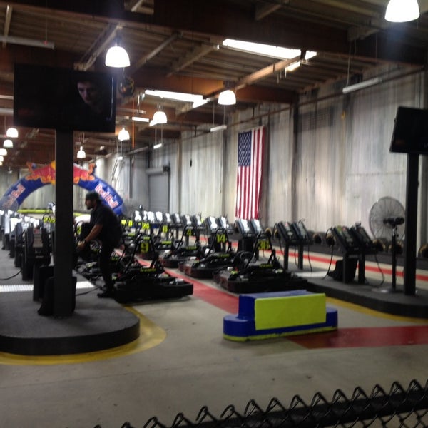 7/20/2014 tarihinde Alexander S.ziyaretçi tarafından Racer&#39;s Edge Indoor Karting'de çekilen fotoğraf