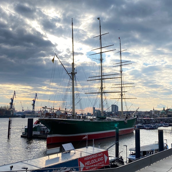 Foto tirada no(a) Porto de Hamburgo por Yuriy M. em 4/5/2023