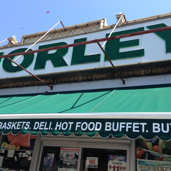 รูปภาพถ่ายที่ Morley&#39;s Food Store โดย Morley&#39;s Food Store เมื่อ 8/5/2013