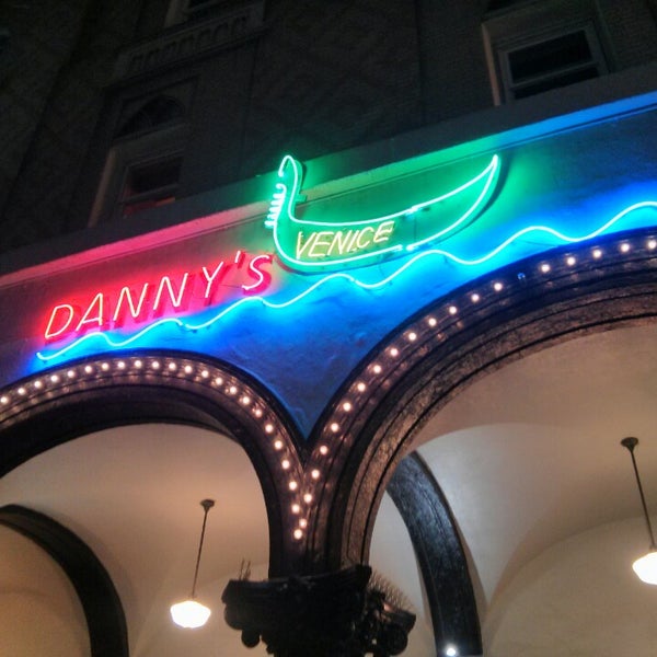 รูปภาพถ่ายที่ Danny&#39;s Venice โดย joel d. เมื่อ 2/28/2013