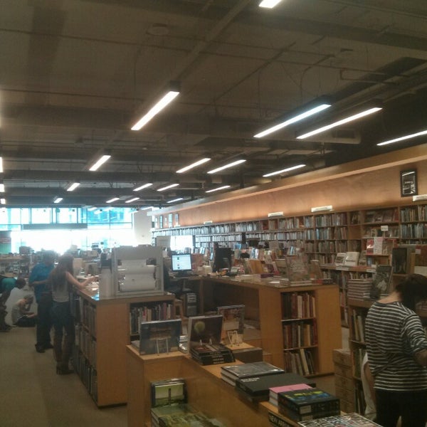 Photo taken at Hennessey + Ingalls Bookstore by joel d. on 7/13/2013