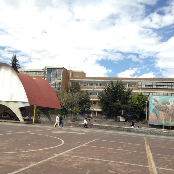 Снимок сделан в UNAM Facultad de Odontología пользователем Mariela G. 1/10/2016