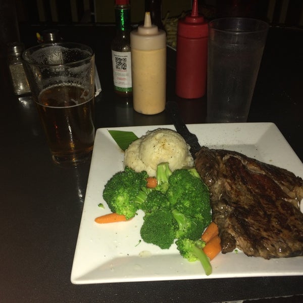 8/23/2014 tarihinde Derek W.ziyaretçi tarafından North Shore Breakers Restaurant &amp; Bar'de çekilen fotoğraf
