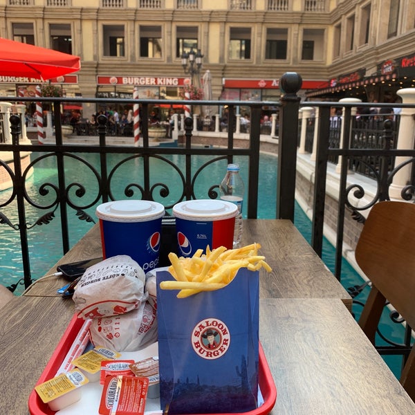 Foto tirada no(a) Saloon Burger por Mohammed em 7/29/2019