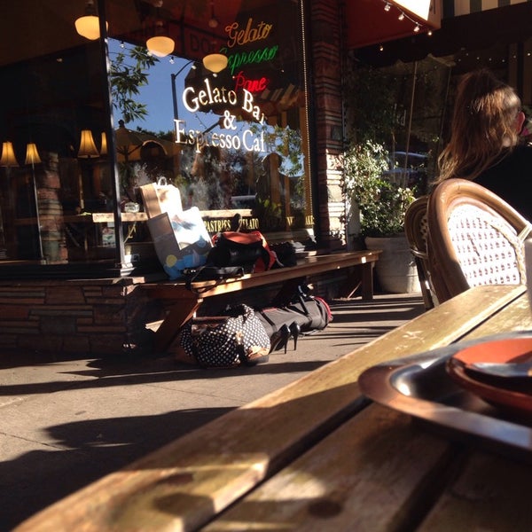 Foto tirada no(a) Gelato Bar &amp; Espresso Caffe por Guy T. em 11/8/2014