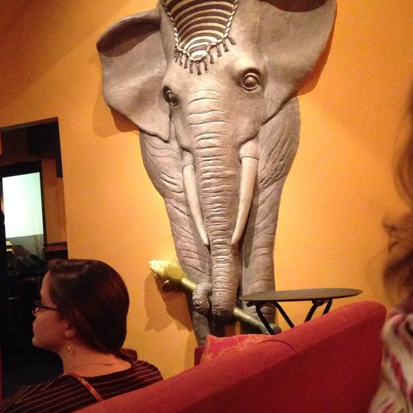 10/13/2013 tarihinde Guy T.ziyaretçi tarafından The Elephant Walk'de çekilen fotoğraf
