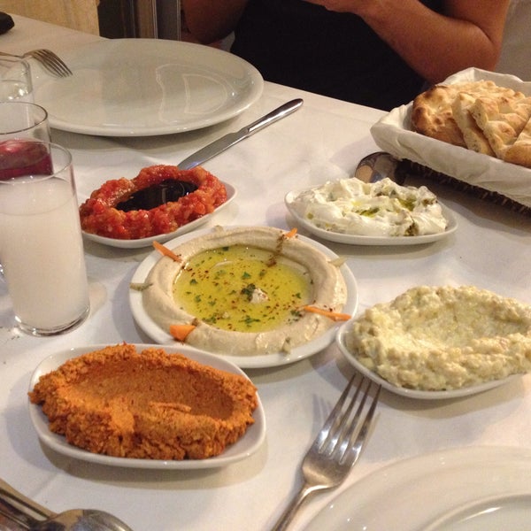 Das Foto wurde bei Antakya Restaurant von Zeynep am 8/12/2015 aufgenommen