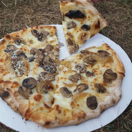 รูปภาพถ่ายที่ Stoked Wood Fired Pizza Co. โดย Alexandra M. เมื่อ 9/8/2014