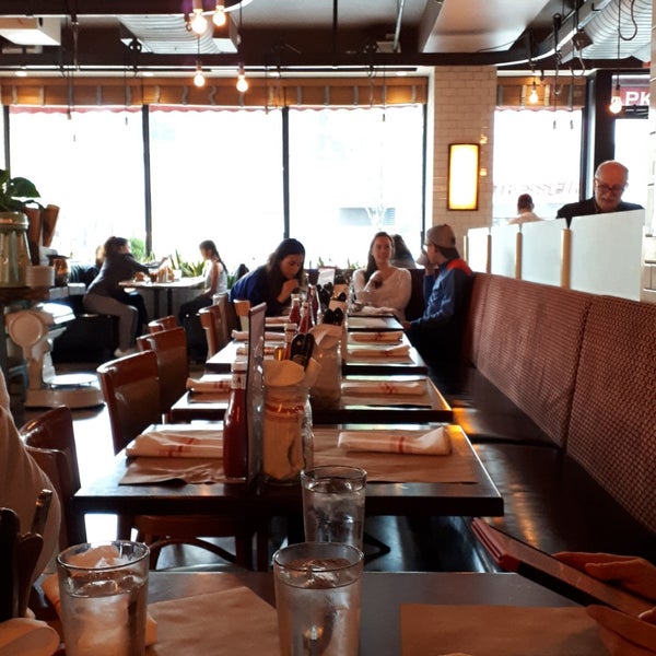 5/6/2018 tarihinde Martine S.ziyaretçi tarafından 5 Napkin Burger'de çekilen fotoğraf