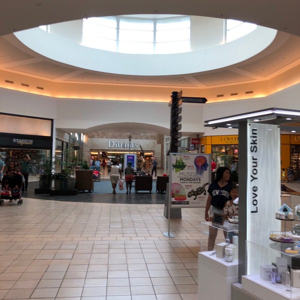 รูปภาพถ่ายที่ Memorial City Mall โดย F&amp;Q เมื่อ 8/4/2018