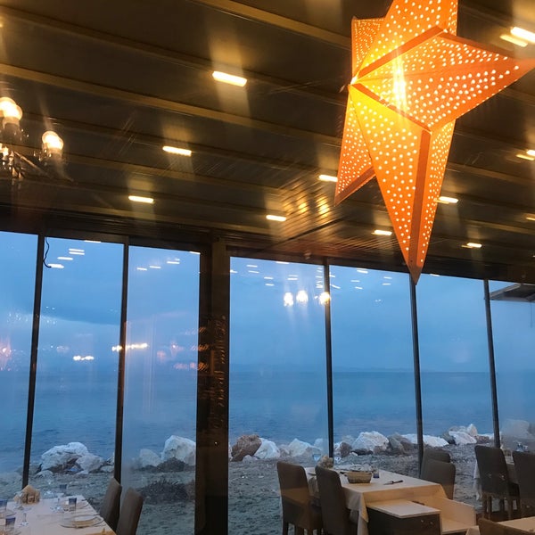 Das Foto wurde bei İstasyon Restaurant von Nazlı G. am 12/30/2021 aufgenommen