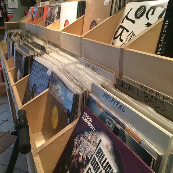 Foto tirada no(a) Baza Record Shop por Alex B. em 3/29/2015