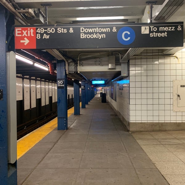 รูปภาพถ่ายที่ MTA Subway - 50th St (C/E) โดย Taisiia I. เมื่อ 5/12/2020