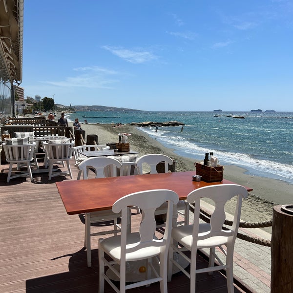 Снимок сделан в La Isla Beach Bar Restaurant пользователем Maria B. 5/21/2022