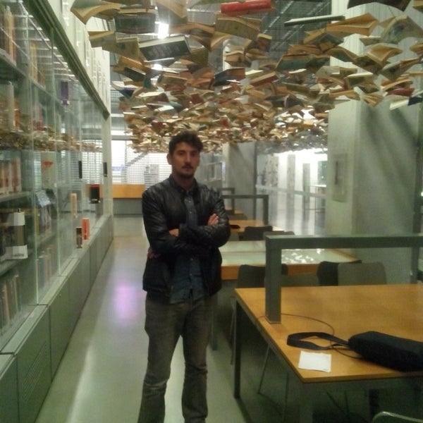 10/14/2015にCengiz A.がİstanbul Modern Kütüphaneで撮った写真