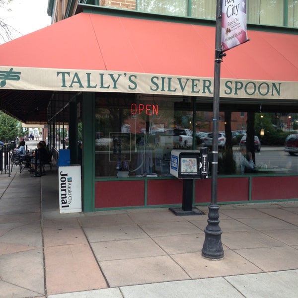 รูปภาพถ่ายที่ Tally&#39;s Silver Spoon โดย John D. เมื่อ 8/3/2013
