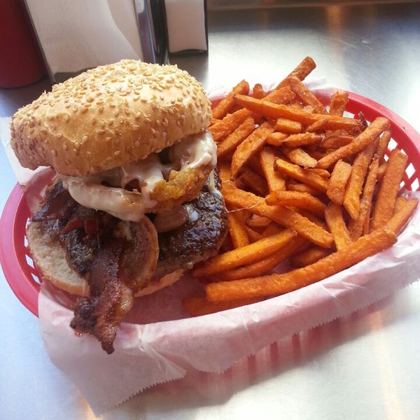 Снимок сделан в Pearl&#39;s Deluxe Burgers пользователем Yobel M. 8/10/2013