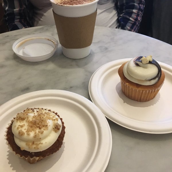 4/14/2018에 Stephanie님이 Little Cupcake Bakeshop에서 찍은 사진