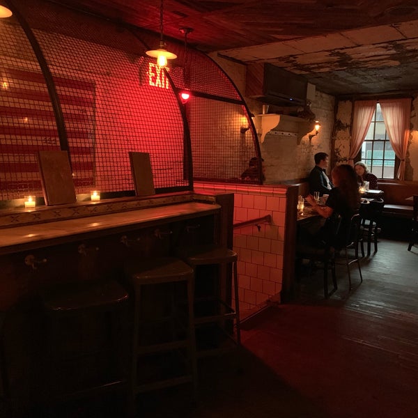 Foto scattata a Tiny&#39;s and the Bar Upstairs da John E. il 8/28/2019
