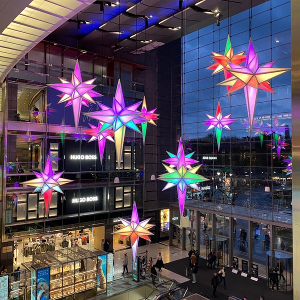 รูปภาพถ่ายที่ The Shops at Columbus Circle โดย Lisa K. เมื่อ 12/4/2022