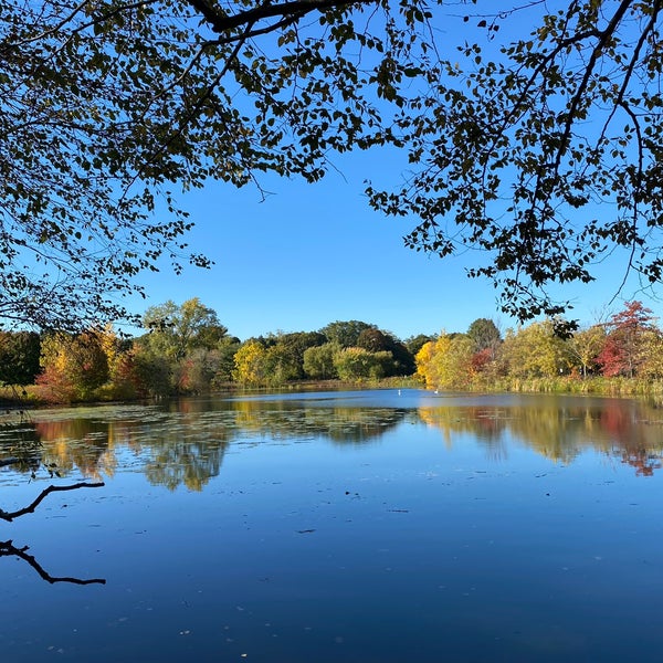 Foto diambil di Fresh Pond Reservation oleh Lisa K. pada 10/16/2022