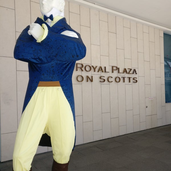 Foto tirada no(a) Royal Plaza On Scotts por Oldskool C. em 7/12/2019