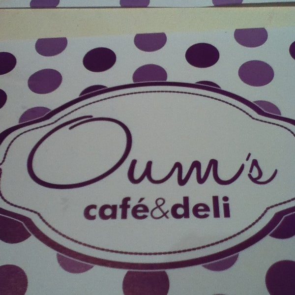 Foto tirada no(a) Oum&#39;s Cafe por Luciana P. em 12/30/2012
