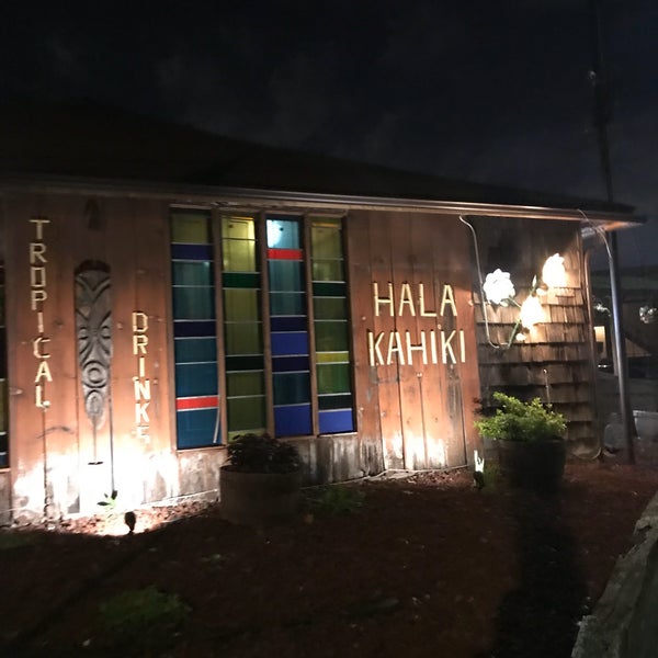 Photo taken at Hala Kahiki Tiki Bar &amp; Lounge by Rachel A. on 5/10/2018