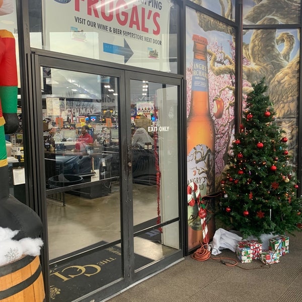 Foto tirada no(a) Frugal MacDoogal Beverage Warehouse por Rachel A. em 12/28/2019