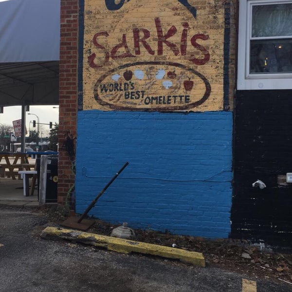 รูปภาพถ่ายที่ Sarkis Cafe โดย Kaleigh M. เมื่อ 2/10/2017