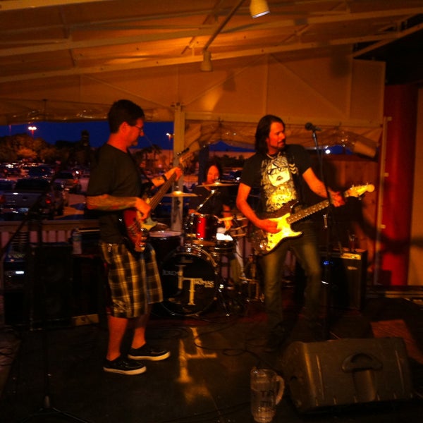 รูปภาพถ่ายที่ Blowfish Bar &amp; Grill โดย Donnie D. เมื่อ 5/11/2013