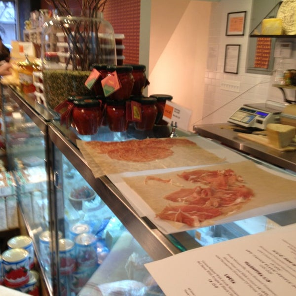 รูปภาพถ่ายที่ A.L.C. Italian Grocery โดย Chris H. เมื่อ 1/12/2013
