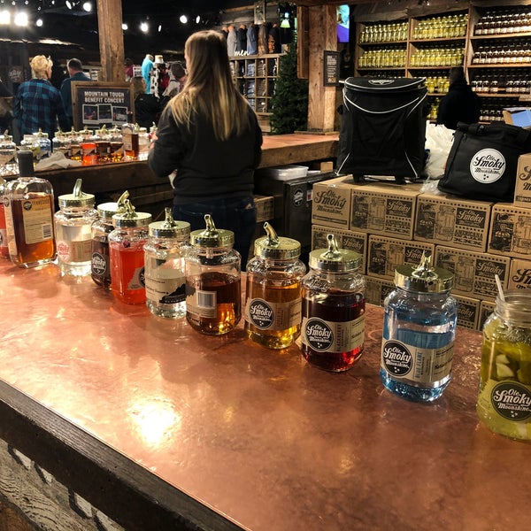 Foto tirada no(a) Ole Smoky Moonshine Distillery por Kelly L. em 11/16/2019