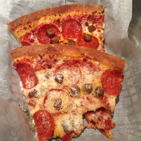 Снимок сделан в Zini&#39;s Pizzeria пользователем John G. 8/8/2013
