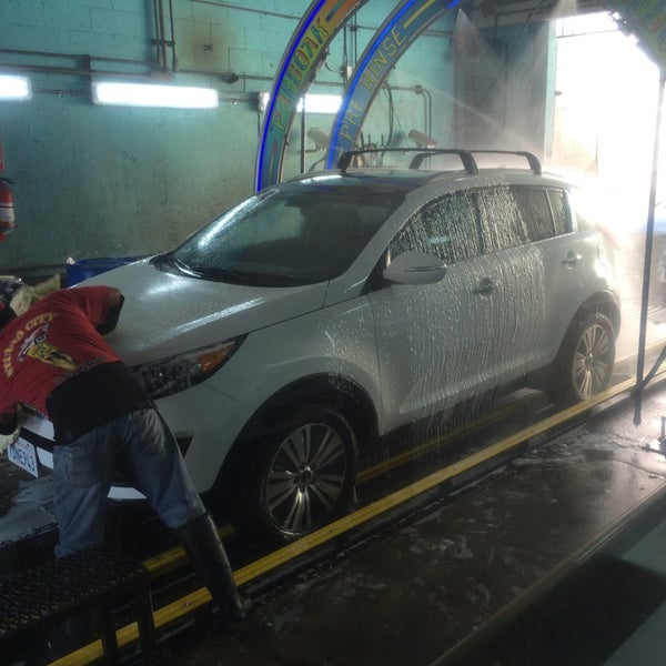 7/11/2014にSarah R.がStudio City Hand Car Washで撮った写真