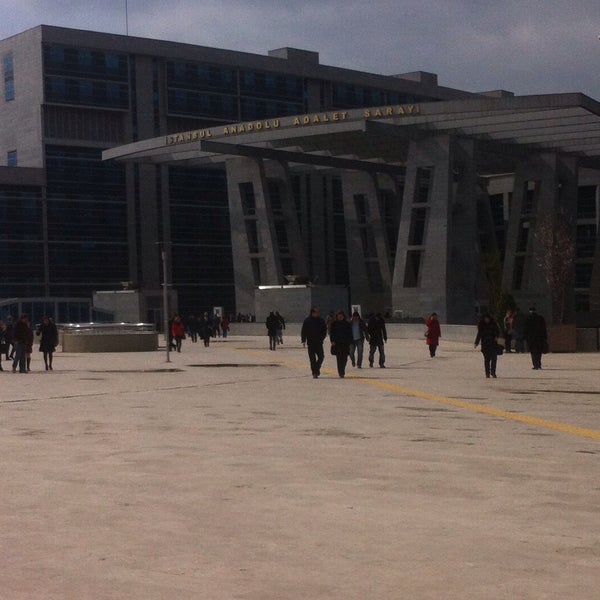 รูปภาพถ่ายที่ İstanbul Anadolu Adalet Sarayı โดย Asrın&amp;Özge เมื่อ 3/12/2015